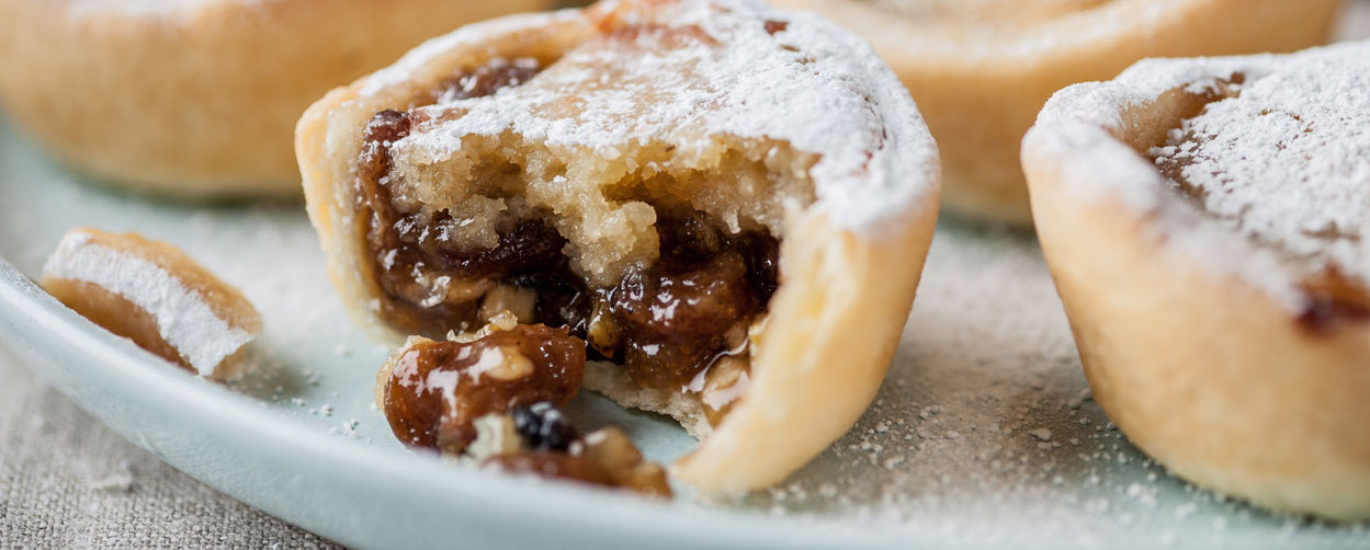 Close up shot of a dissected mince pie